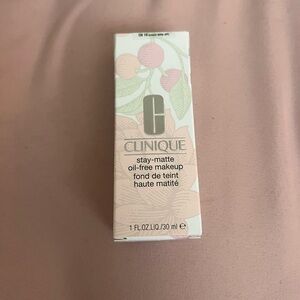 Clinique Stay-Matte Oil-Free Makeup with Pastel Design CN18 cream whip